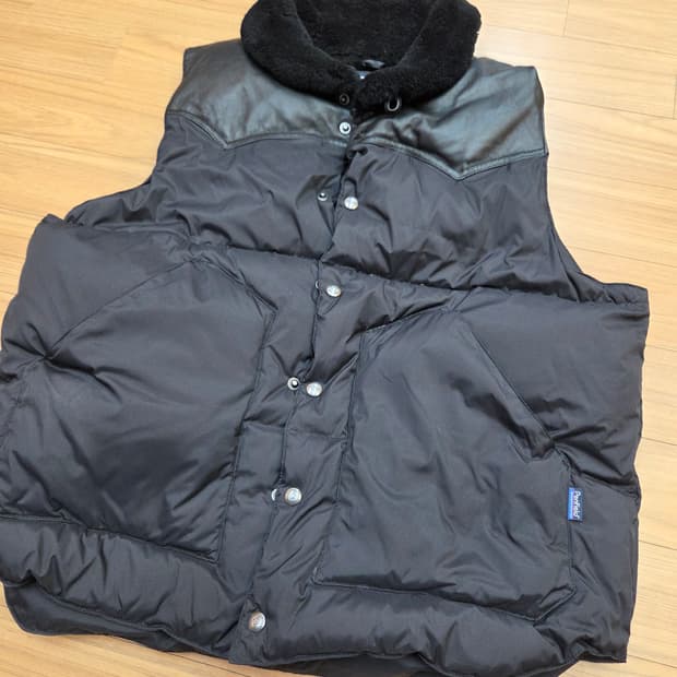 펜필드 남성용 다운 베스트 L사이즈입니다. 검정색상에 넥부분 퍼 디테일이