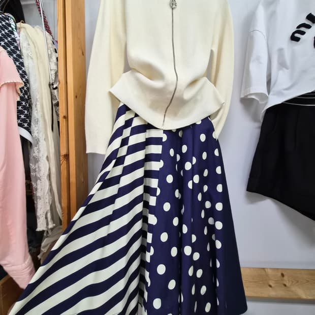 SJSJ 집업 니트 가디건.  blank 도트 스트라이프 스커트