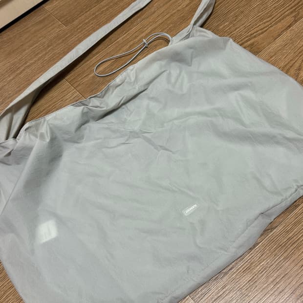 아모멘토 나일론 크로스백