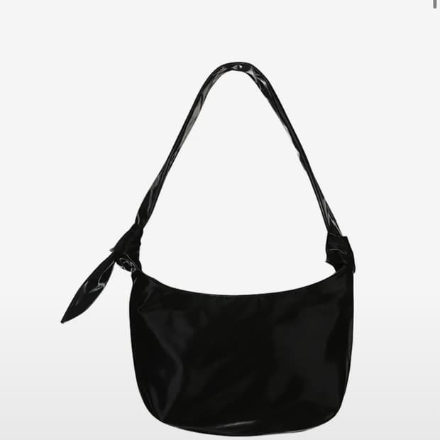 아코크 글로시 하프문 크로스백 블랙