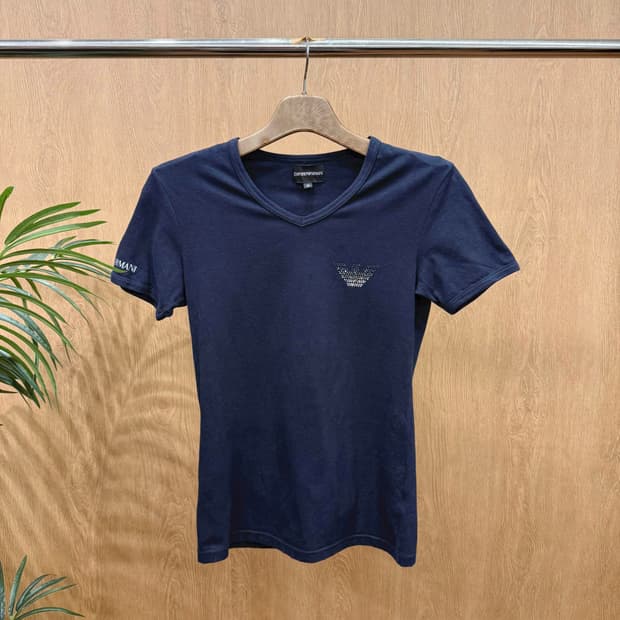 엠포리오 아르마니 브이넥 반팔 크리스탈 이글 로고 디테일 블랙