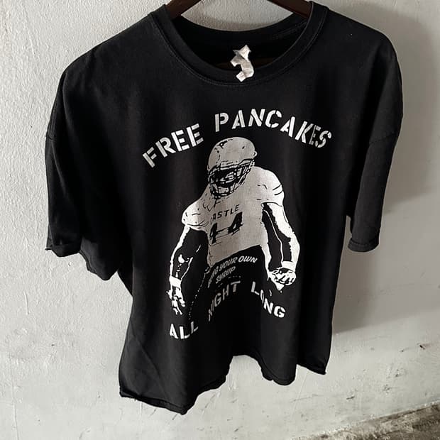 FREE PANCAKES 그래픽 반팔 티셔츠