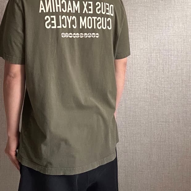 데우스 엑스 마키나 후면 포인트 카키 반팔 티셔츠