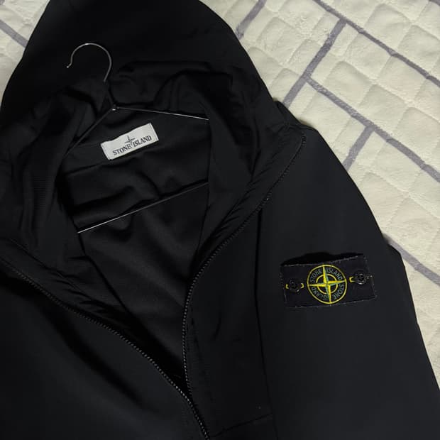 스톤 아일랜드 라이트 소프트쉘(L) 블랙 팝니다.