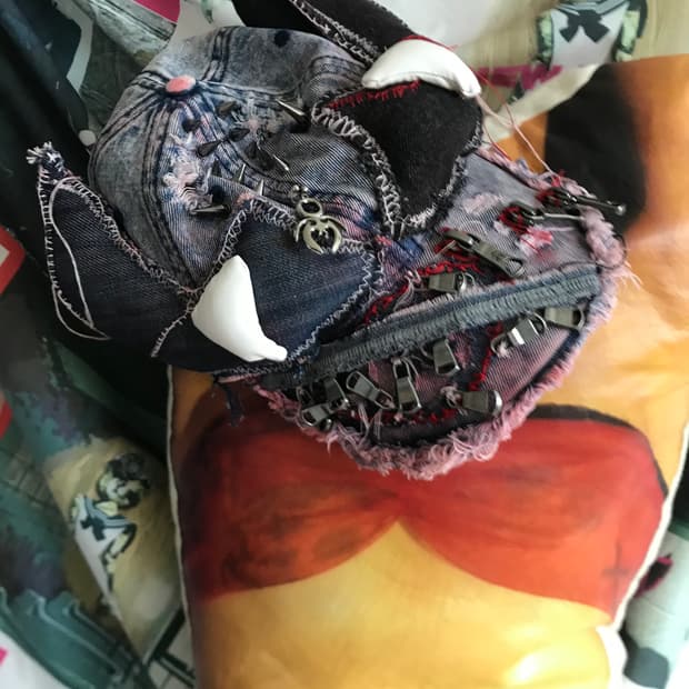 Blood washing dark horn zipper cap