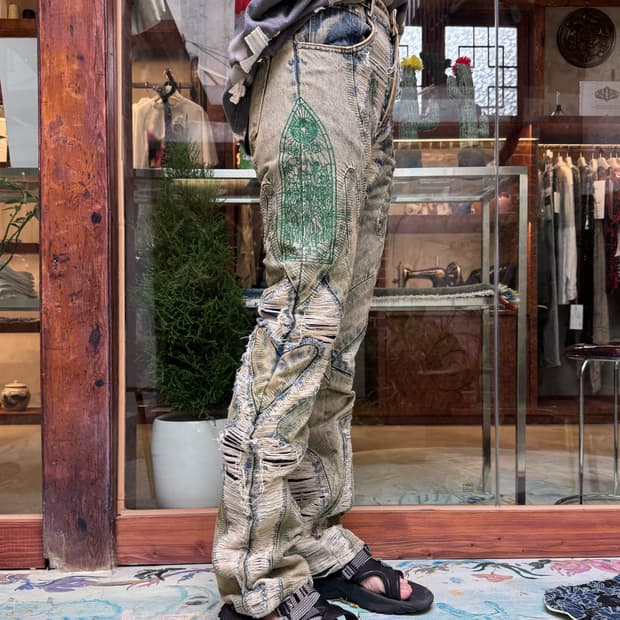 Who desides war embroidery jean