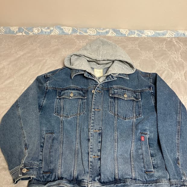 회색 후드 달린 청자켓 데님자켓