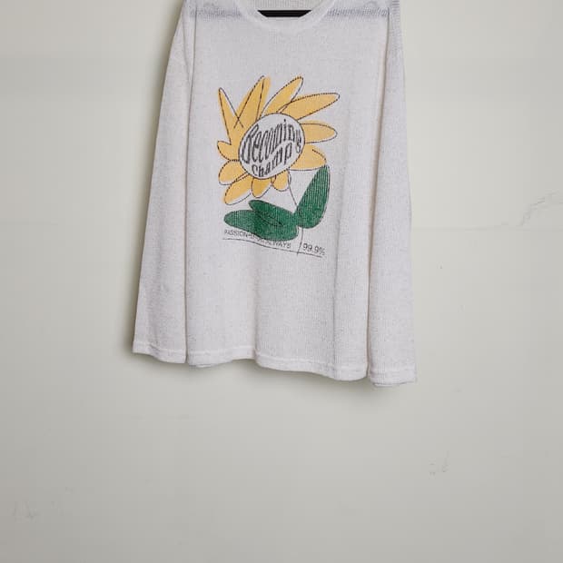 화이트 색상 니트