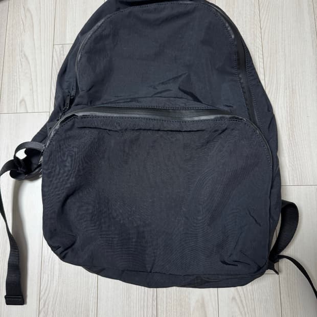 Cos 블랙 나일론백팩