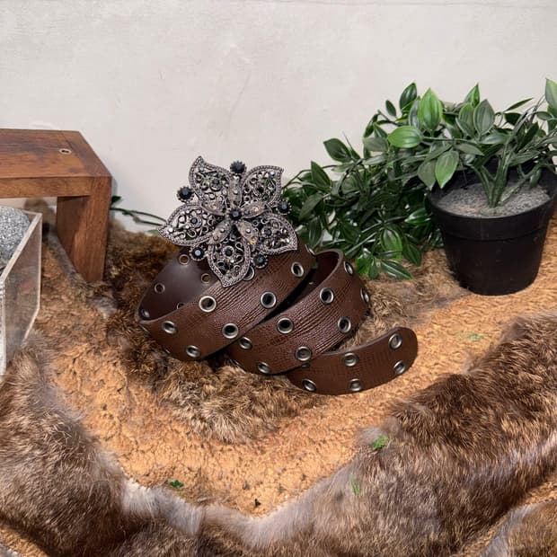 Brown cubic flower buckle punching belt