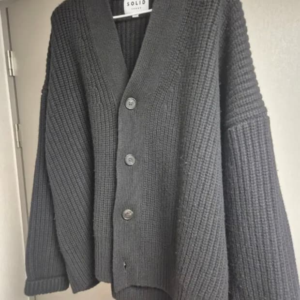 솔리드옴므 블랙 니트 가디건