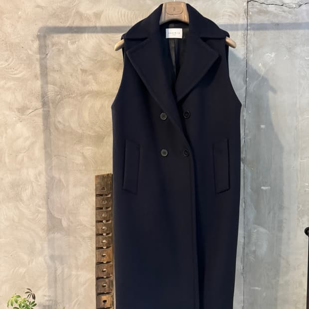 산드로 슬리브리스 코트 66