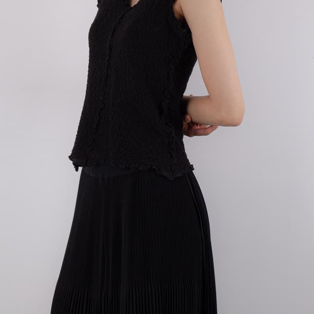 ME ISSEY MIYAKE WAFFLE PLEATS V-NECK TOP