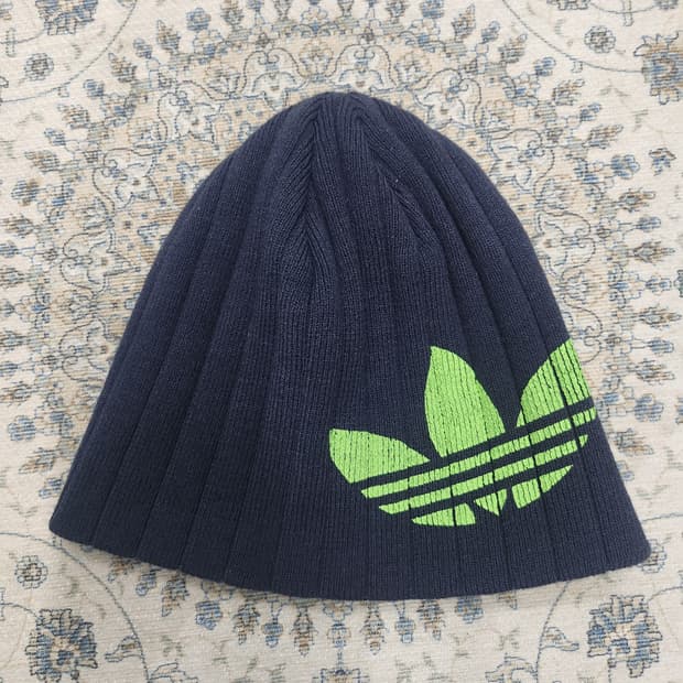 아디다스 형광로고 네이비 비니