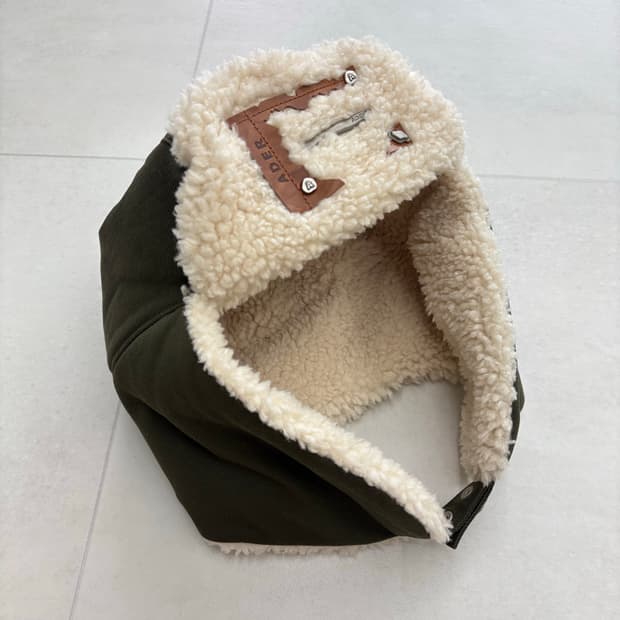 아더에러 Torn label hat Khaki