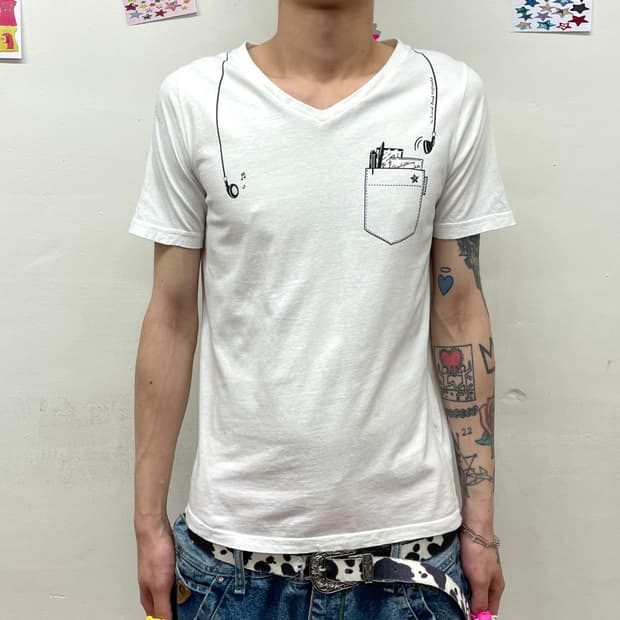 Earphone pocket white t-shirt