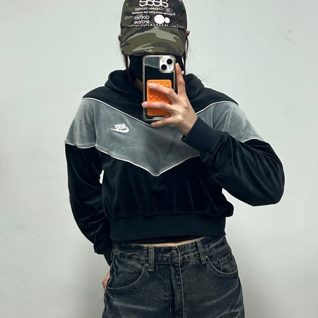 나이키 스우시 로고 벨벳 크롭 후디