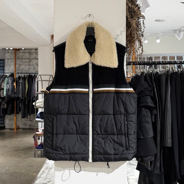 n21 블랙 스트라이프 화이트 퍼 카라 패딩 베스트