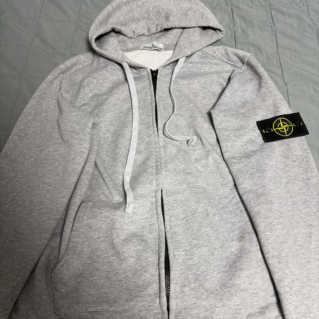 스톤 아일드 회색 후드집업