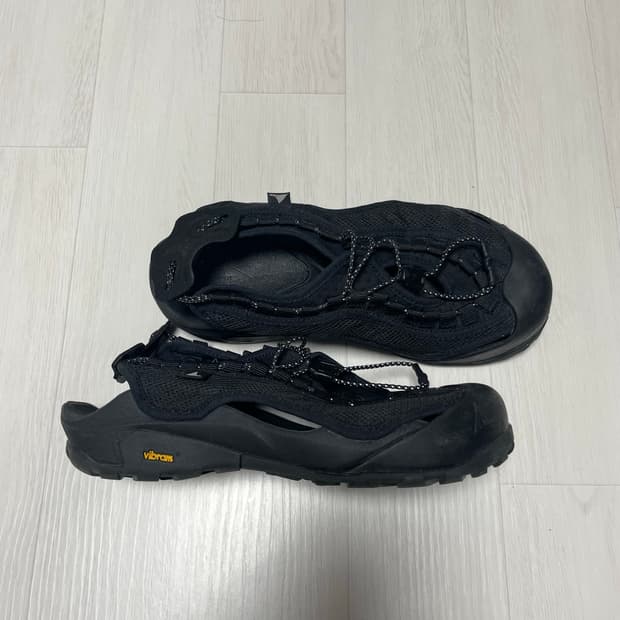 roa arpy weaved black 샌들