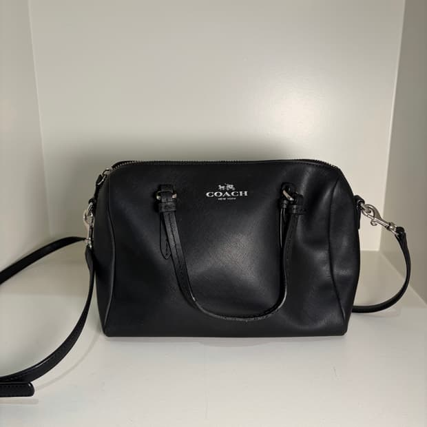 코치 블랙 가죽 크로스백