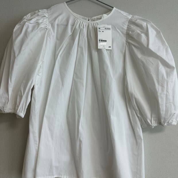 [새상품] H&M 화이트 퍼프 블라우스 XS