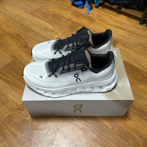온 러닝 클라우드틸트 블랙 아이보리 275(EU43)