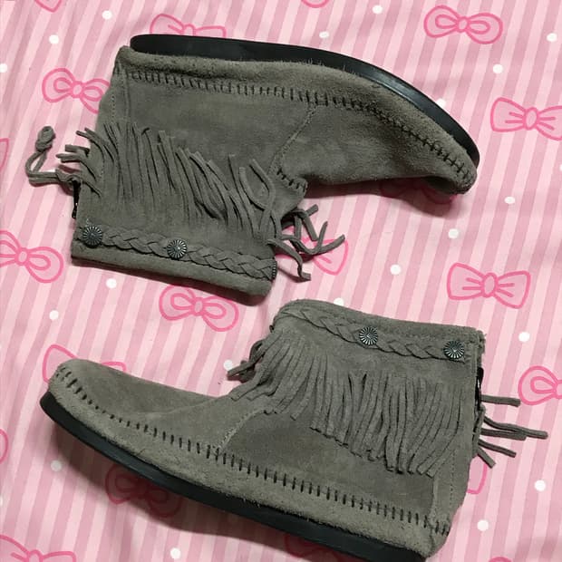 미네통카 회색 스웨이드 부츠