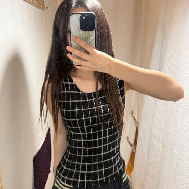 Check pleated sleeveless top
