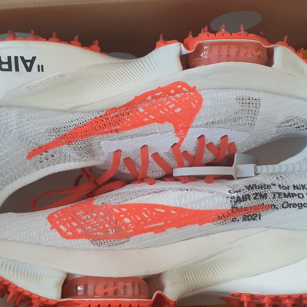 나이키오프화이트 에어줌템포 넥스트 솔라레드 280