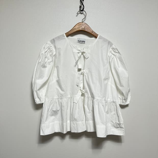 GANNI 가니 리본 셀프타이 코튼 블라우스
