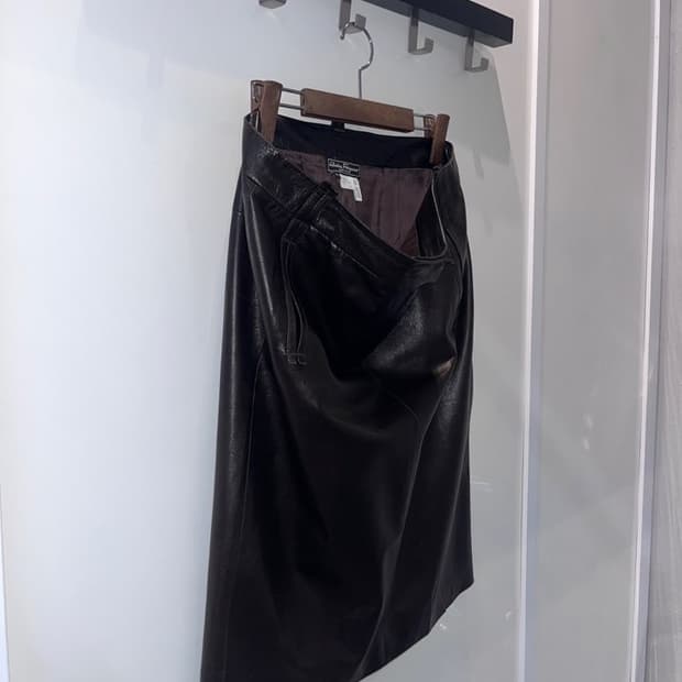 살바토레 페라가모 레더 미디 스커트 사이드 포켓 백 슬릿 디테일 브라운