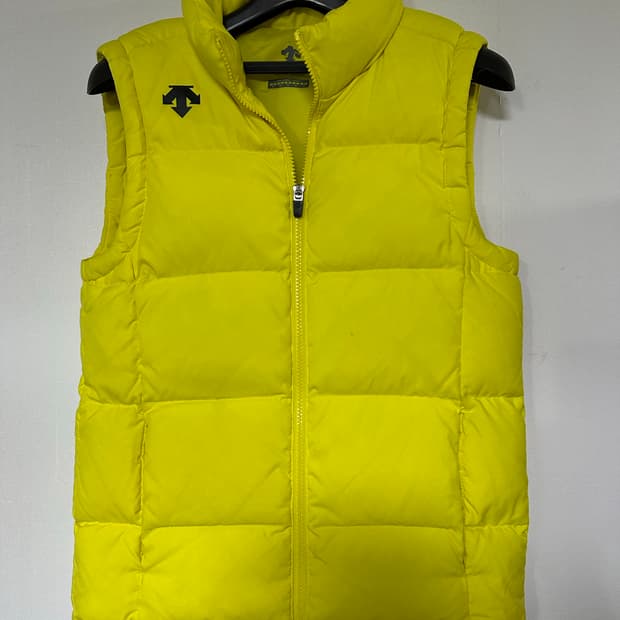데상트 노란색 패딩 조끼