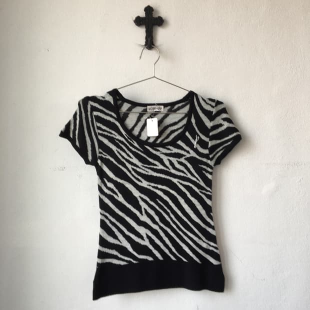 Zebra pattern half sleeve knit
