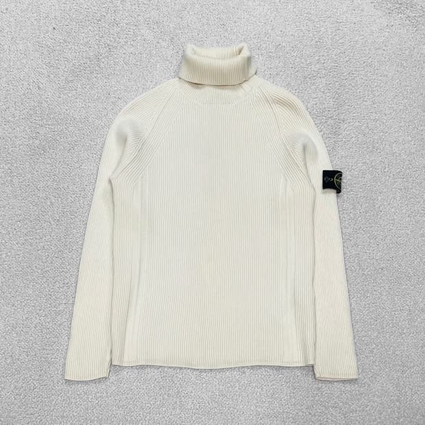 스톤아일랜드 와펜 패치 울 터틀 넥 니트 오프화이트
