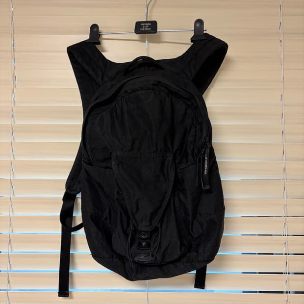 Cp 컴퍼니 C.P. Company 렌즈 와펜 나일론 백팩 가방 블랙