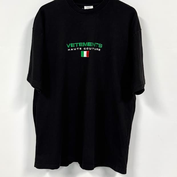 VETEMENTS 베트멍 이탈리아 오뜨꾸뛰르 그린컬러 자수로고 블랙 티셔