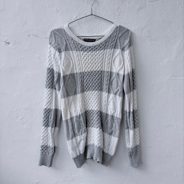 그레이 스트라이프 니트