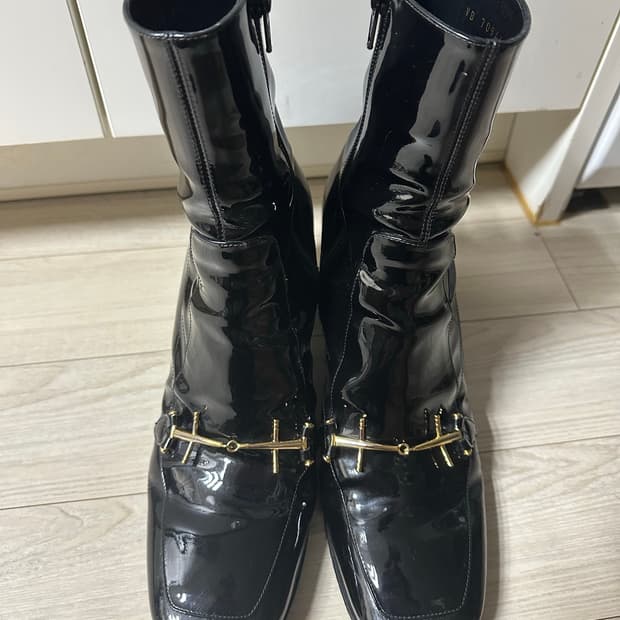 생로랑 7.5cm 글로시 리플렉티브 어퍼체인 하이힐 부츠