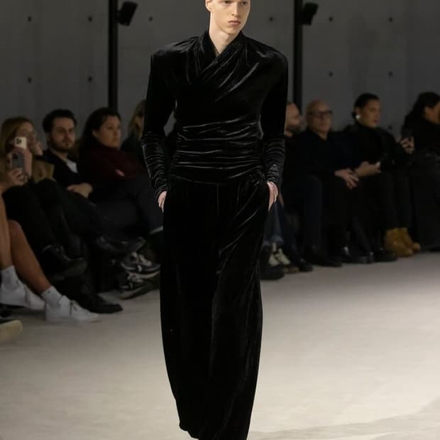 [스키즈 방찬님 착용] 생로랑 23AW 루시드 벨벳 탑