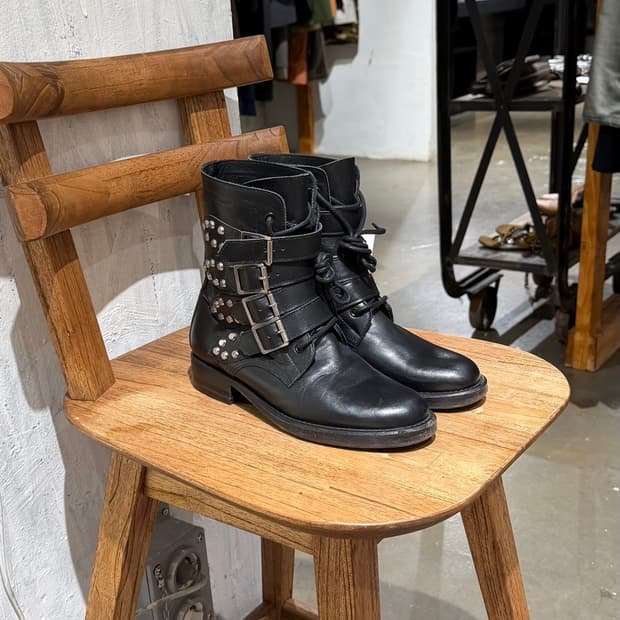 생로랑 블랙 스터드 스트랩 컴뱃 레더 부츠