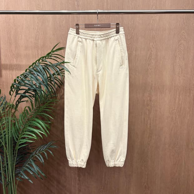 준지 조거 팬츠 톤온톤 로고 자수 허리 밴딩 포켓 탭 디테일 아이보리