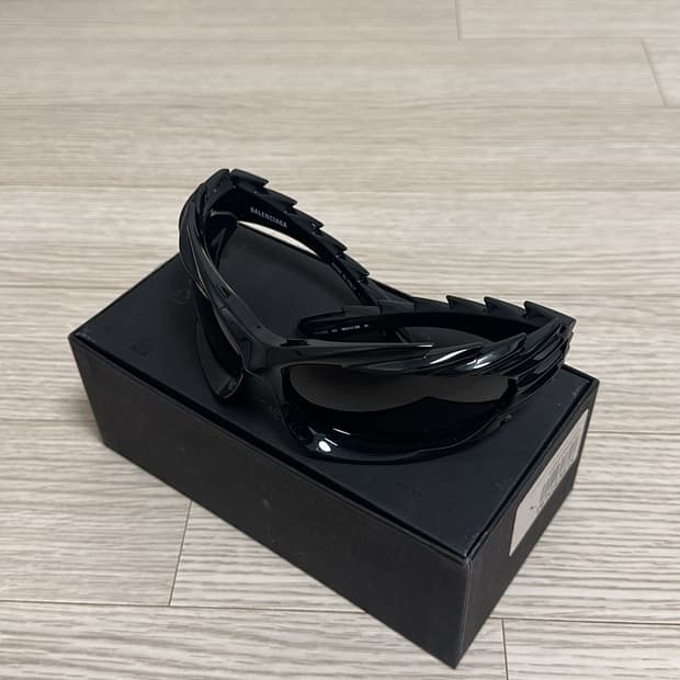 발렌시아가 렉탱글 스파이크 선글라스