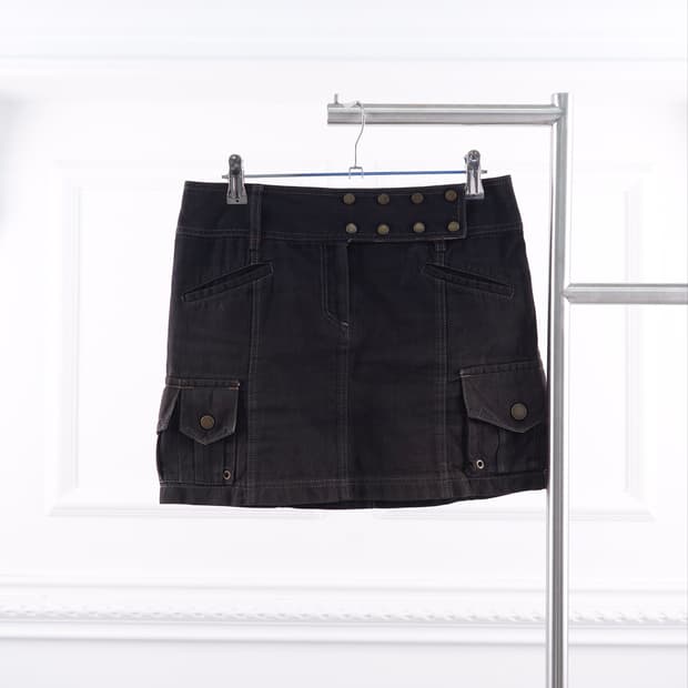 Burberry 블루라벨 버튼 디테일 흑청 데님 미니 스커트