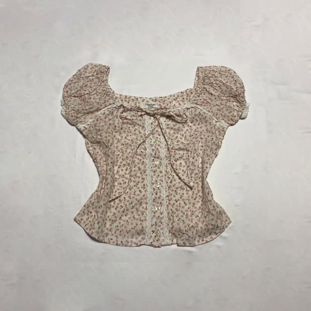 잔꽃무늬 레이스 리본 블라우스