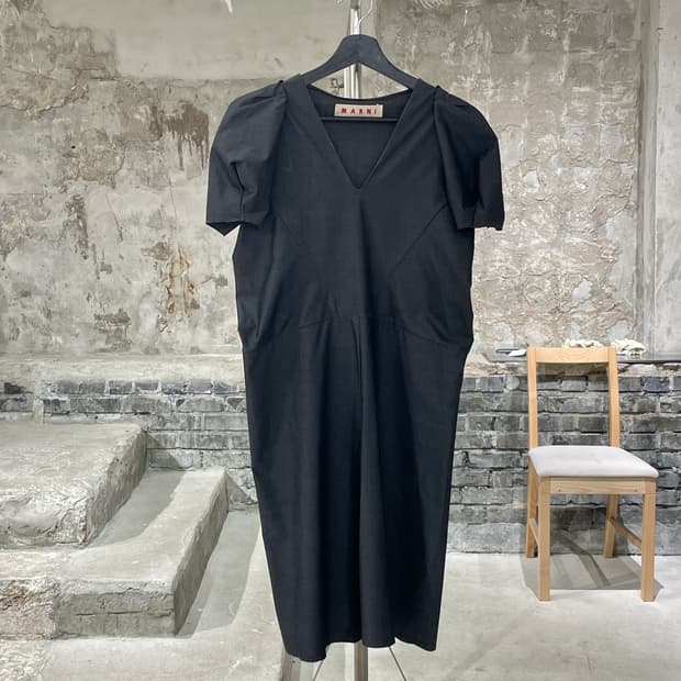 마르니 차콜 퍼프 슬리브 V넥 코튼 미디 원피스