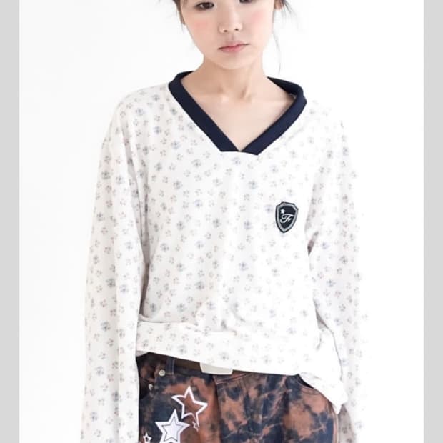 샵페어리 브이넥 플라워 테리 셔츠