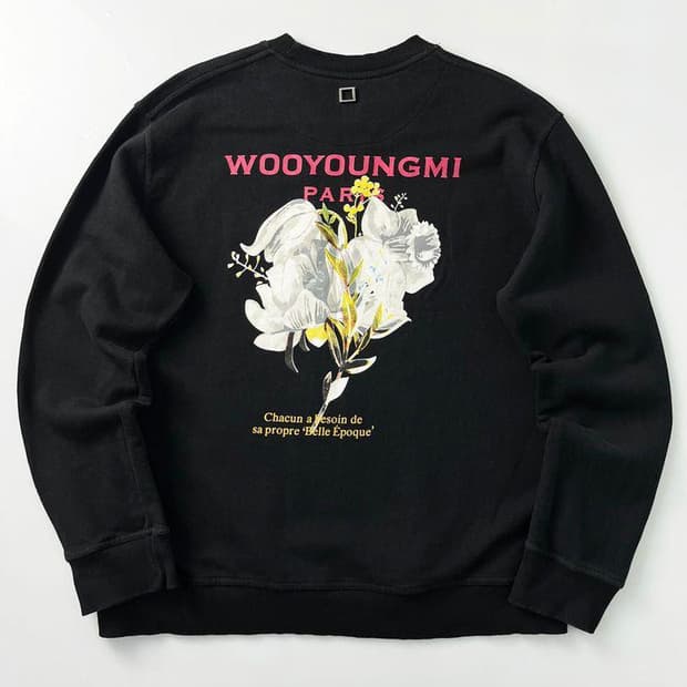 우영미 20FW 플라워 백로고 스웨트셔츠 PN3448