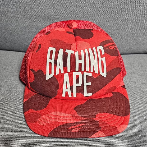 베이프 컬러 카모 NYC 로고 메쉬캡 레드