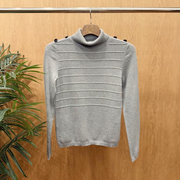 아르마니 익스체인지 터틀넥 니트 숄더 버튼 가로 리브 패턴 디테일 그레이